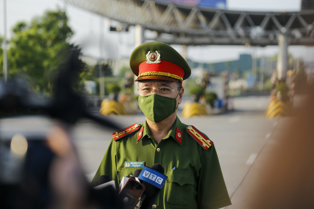 Đại tá Trần Ngọc Dương cho biết:' Việc triển khai các chốt kiểm soát dịch bệnh nhằm hạn chế rủi ro nhưng vẫn đảm bảo lưu thông, duy trì hoạt động sản xuất kinh doanh bình thường.