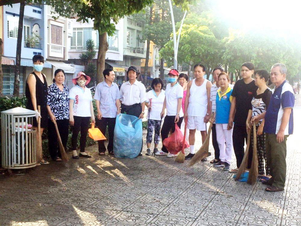 Cô Nguyễn Thị Thiện (thứ hai từ trái sang) cùng người dân khu phố 4 dọn vệ sinh, làm sạch môi trường sống - ảnh: T.L.