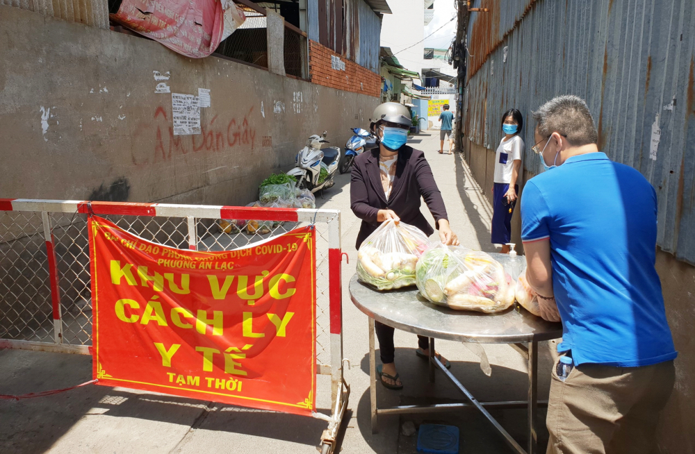 Thực phẩm từ các chương trình do kiều bảo tổ chức được đưa đến các khu vực cách ly ở TP.HCM, nơi có người dân đang cần hỗ trợ - Ảnh: Ủy ban về người Việt Nam ở nước ngoài TP.HCM