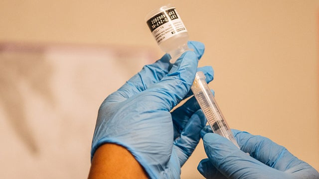Johnson & Johnson, AstraZeneca đang nghiên cứu sửa đổi vắc xin để giải quyết nguy cơ đông máu hiếm gặp đối với sản phẩm của họ - Ảnh: Getty Images