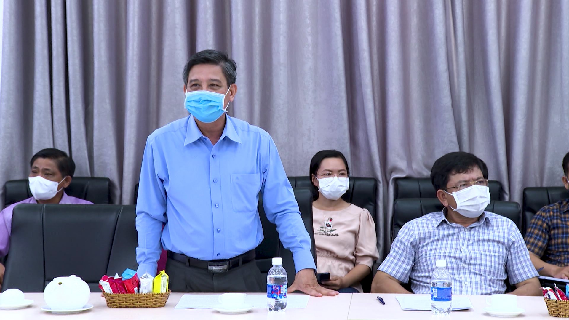 Chủ tịch UBND tỉnh Hậu Giang Đồng Văn Thanh (người đứng) phát biểu chỉ đạo công tác phòng chống dịch COVID-19