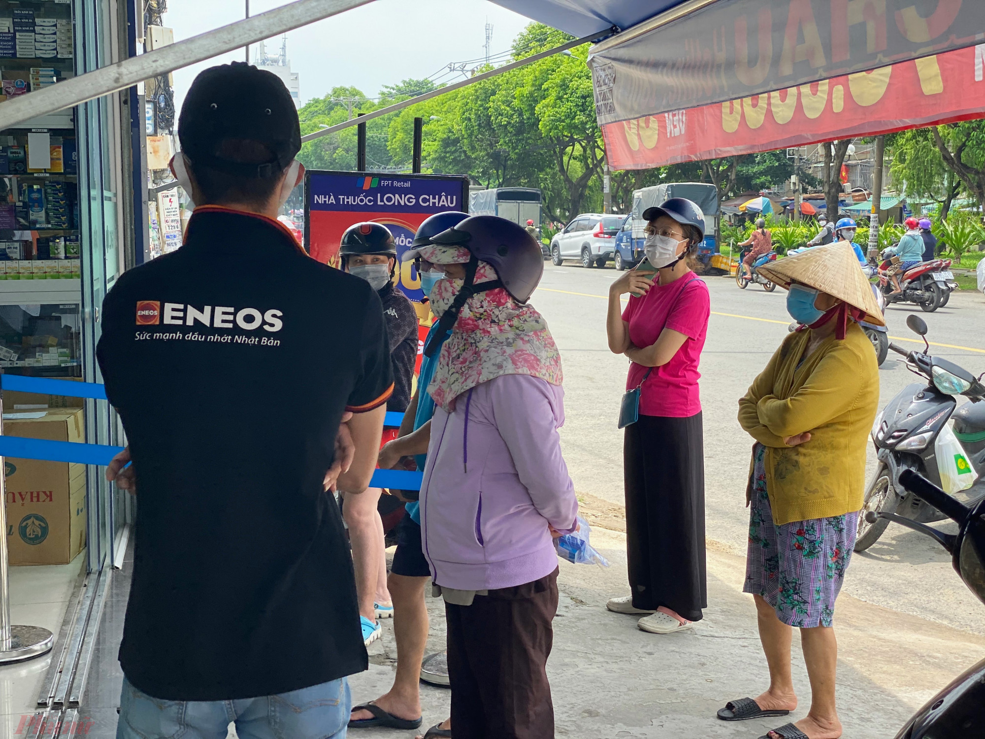 Còn tại nhà thuốc Châu Long trên đường Bình Qưới, phường 27, quận Bình Thạnh người dân cũng đứng thành 3 hàng chờ tới lượt mua thuốc.