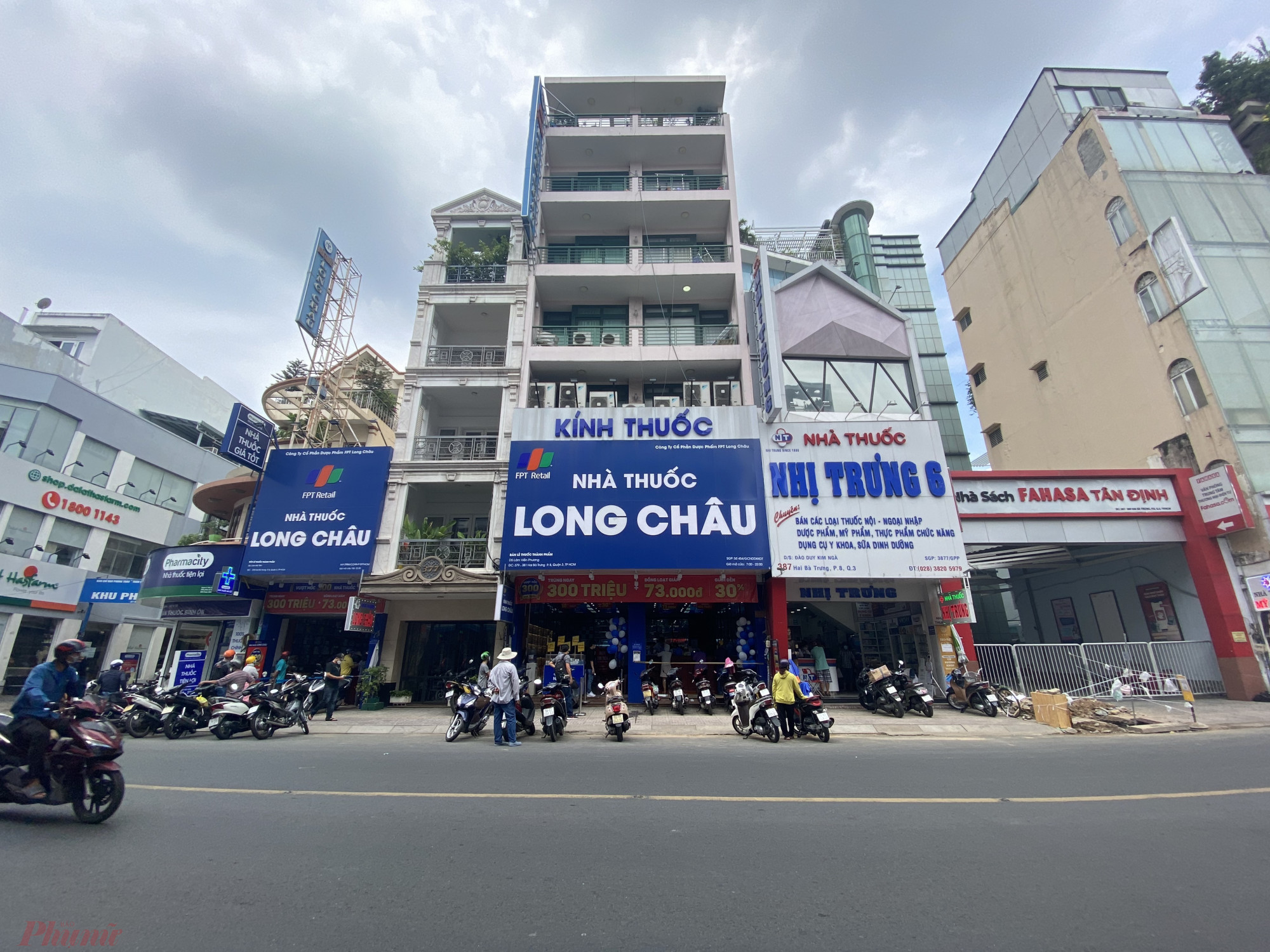 Khách đến mua thuốc khá đông tại con đường Hai Bà Trưng (quận 3, TPHCM).