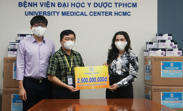 Bà Kim Oanh trao 2,5 tỷ đồng tiền thiết bị vật tư y tế cho ông Trần Văn Hùng, Trưởng phòng Công tác xã hội của bệnh viện
