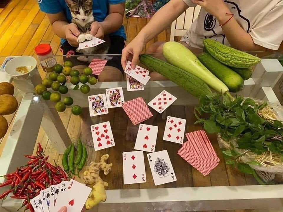 Tấm hình đánh bài bằng rau củ quả được chia sẻ nhiều trên mạng xã hội khiến ai nấy bật cười