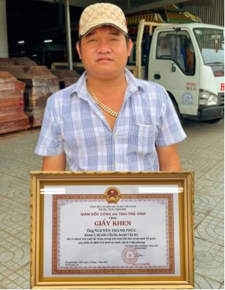 Anh Nguyễn Thành Phúc nhận giấy khen của Giám đốc Công an tỉnh Trà Vinh