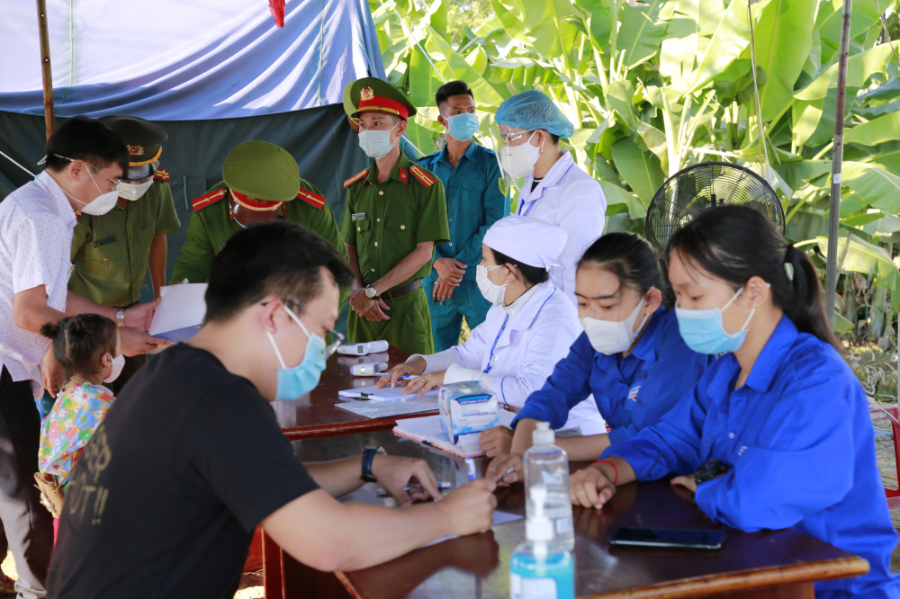 Người dân Quảng Nam thực hiện việc khai báo y tế. 