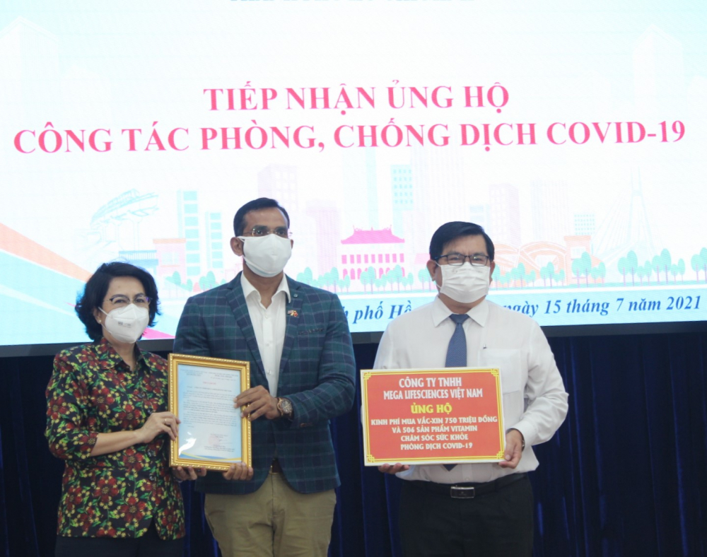 Công ty TNHH Mega Lifesciences Việt Nam ủng hộ kinh phí mua vắc xin và hàng hóa phòng, chống dịch.