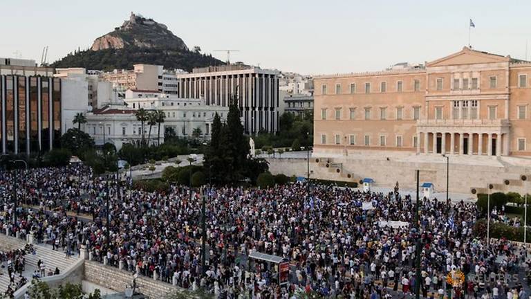 Những người biểu tình chống vắc-xin tham gia một cuộc biểu tình bên ngoài tòa nhà quốc hội sau khi chính phủ thông báo tiêm chủng bắt buộc cho một số lĩnh vực - Ảnh: Reuters