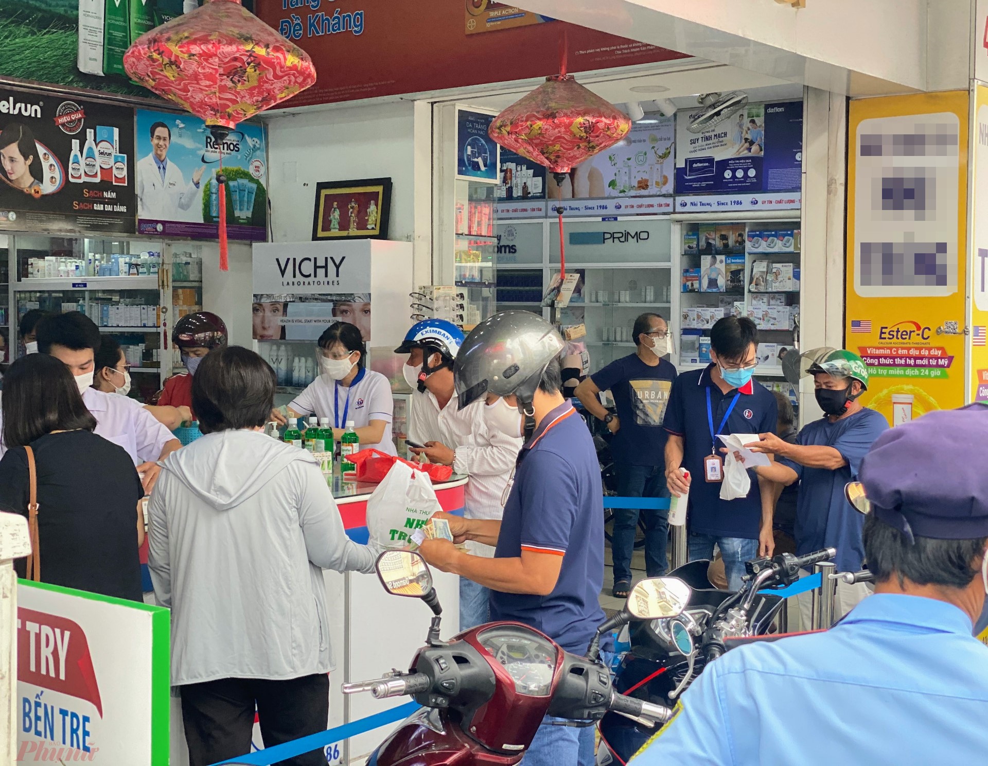 Những tin đồn khiến nhiều người đổ xô mua thuốc dự trữ - Ảnh: Quốc Thái