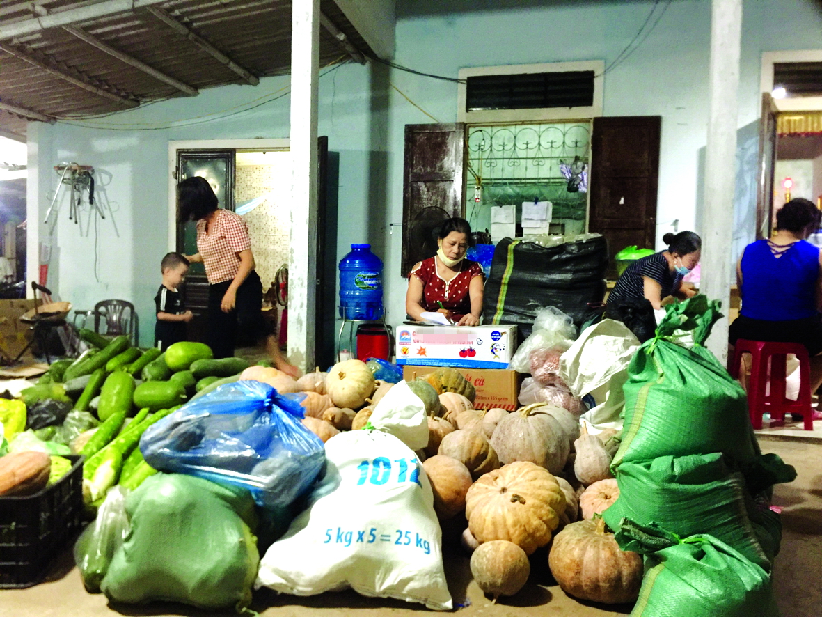 Phụ nữ P.Đông Lương, TP.Đông Hà, tỉnh Quảng Trị gom thực phẩm gửi tặng bà con Sài Gòn  - Ảnh: Hoàng Diệu Thông