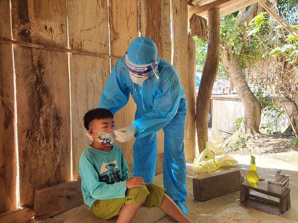 Lực lượng y tế đến nhà lấy mẫu xét nghiệm cho người dân bản Chăm Puông