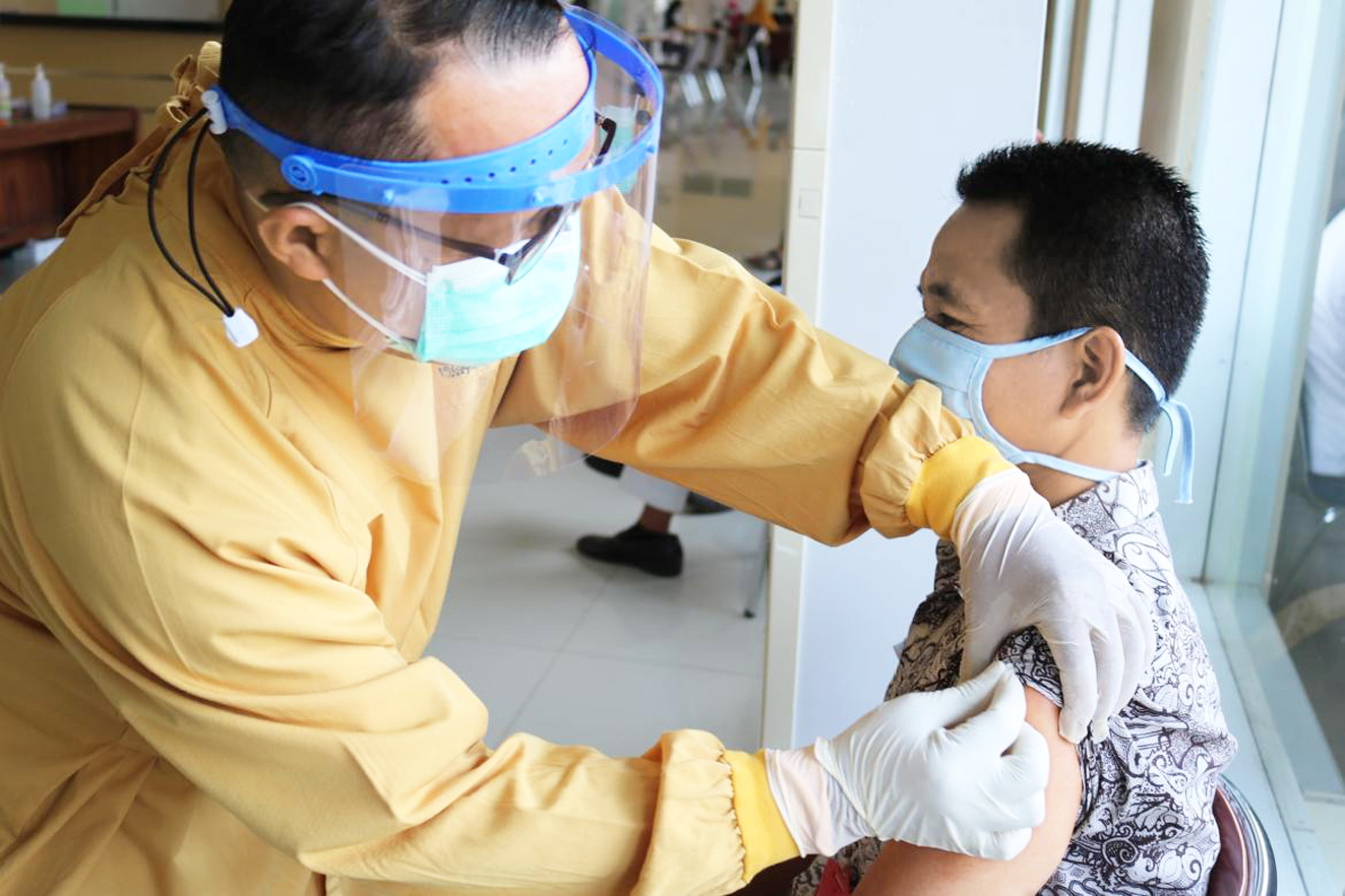 Nhân viên y tế tiêm vắc-xin COVID-19 cho người dân Indonesia  giữa lúc biến chủng Delta đang lây nhiễm nhanh chóng - ẢNH: UNSPLASH