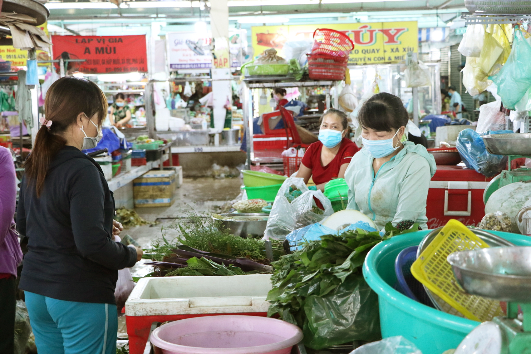 Người dân mua rau củ, thực phẩm ở chợ Nguyễn Tri Phương (Q.10) 