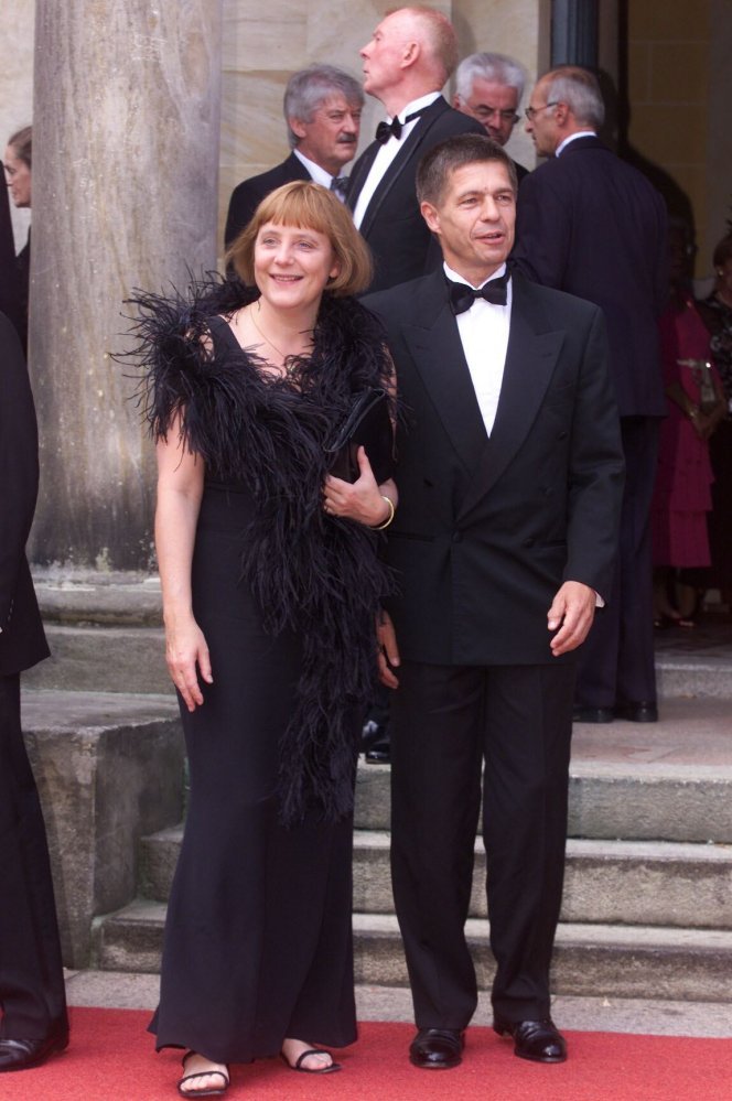 Một trong những lần xuất hiện đầu tiên trước công chúng vào năm 2001, bà Merkel trông khá quyến rũ trong một chiếc váy đen kết hợp với một chiếc boa lông vũ phù hợp. Kiểu tóc bob hơi bồng bềnh của bà khi đó khá khác so với kiểu tóc ngắn hơn được nữ thủ tướng ưa chuộng trong những năm gần đây.
