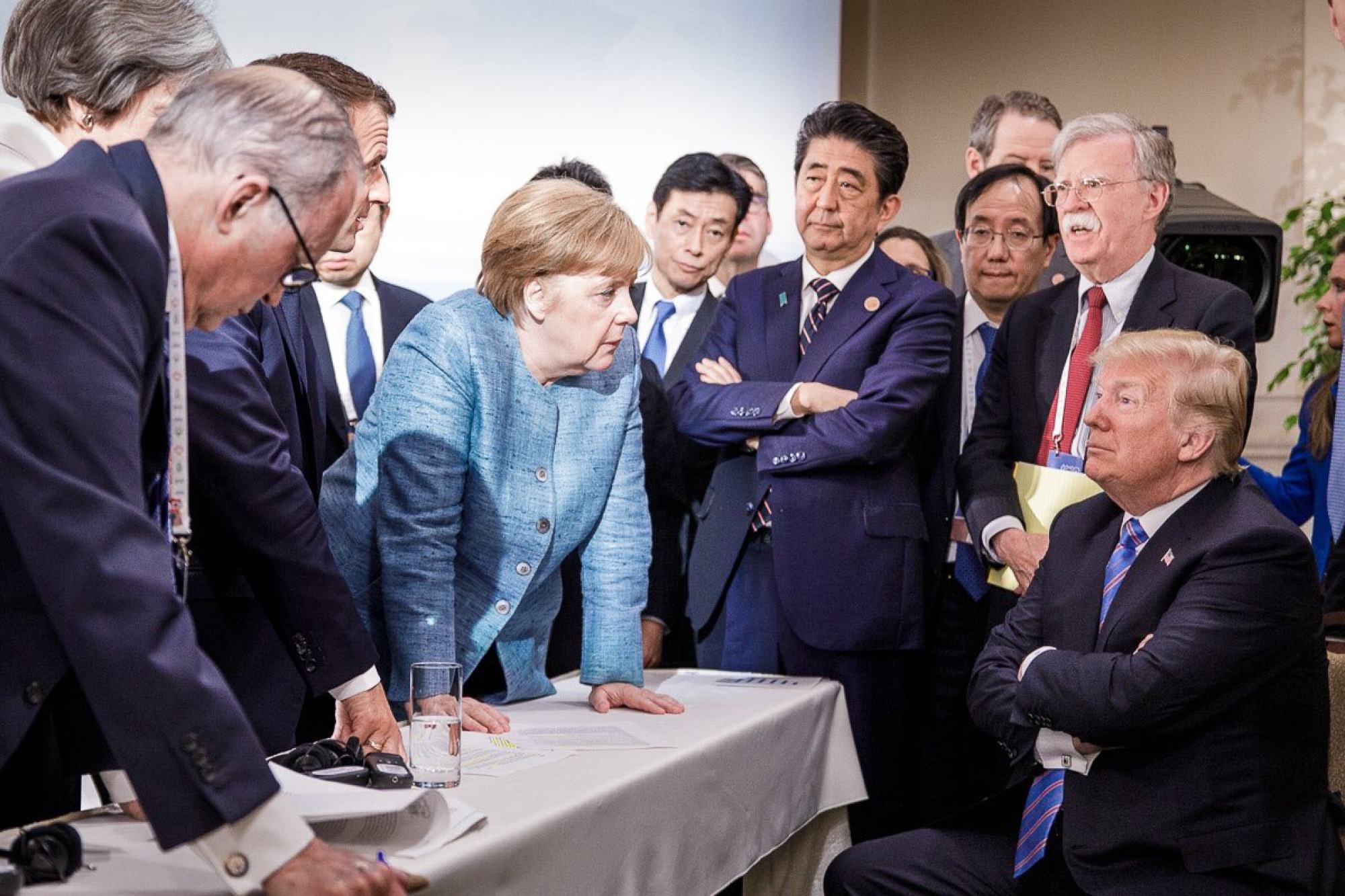 Bức ảnh chụp bà Merkel cùng nhà lãnh đạo G7 khác trong cuộc họp của Hội nghị thượng đỉnh G7 ở Canada, vào năm 2018, đã lan truyền nhanh chóng vì biểu hiện quyết đoán của bà khi đối đầu với Tổng thống Mỹ Donald Trump. Trong dịp này, cô mặc một chiếc áo khoác pha vải lanh màu xanh nhạt.