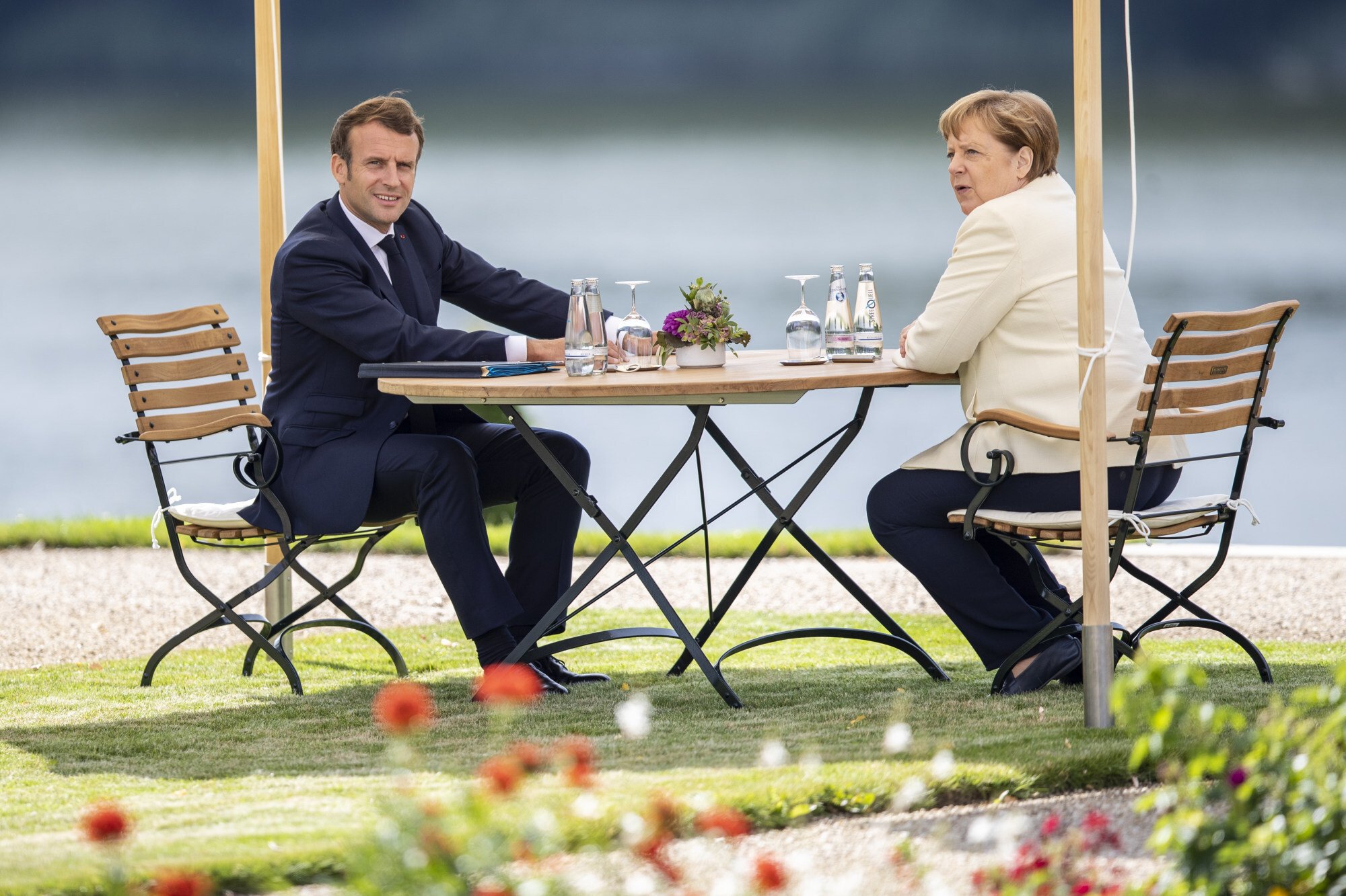 Vào thời điểm cao điểm của đại dịch COVID-19 vào tháng 6/2020, bà Merkel đã gây ấn tượng với một bộ trang phục đơn sắc - áo khoác trắng kết hợp với quần lọt khe màu đen - khi gặp Tổng thống Pháp Emmanuel Macron tại Đức.