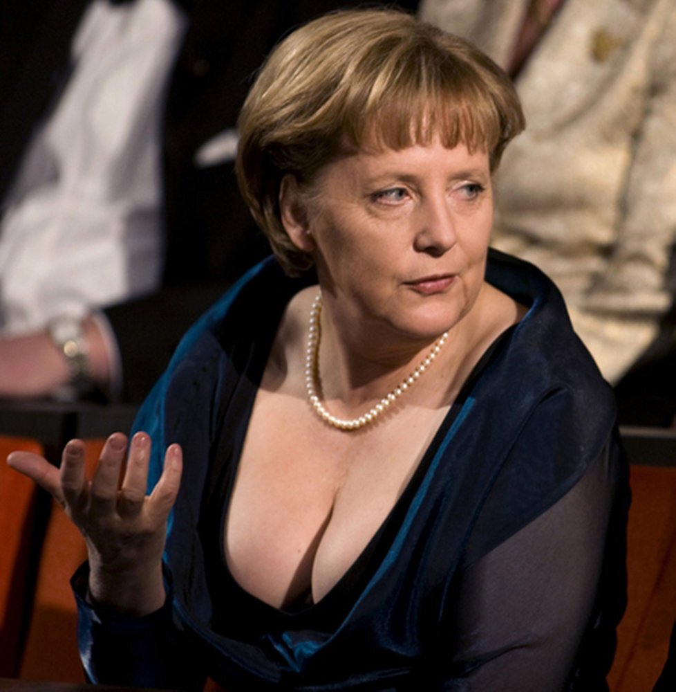 Một trong những trang phục đáng nhớ nhất của Thủ tướng Angela Merkel,  gây xôn xao dư luận là chiếc váy xẻ sâu của bà tại lễ khánh thành Nhà hát Opera Oslo vào tháng 4/2008. “Thủ tướng rất ngạc nhiên khi chiếc váy dạ hội của bà lại gây ra một vụ náo động như vậy ” - phát ngôn viên của Chính phủ Đức Thomas Steg nói về chiếc váy gây tranh cãi.