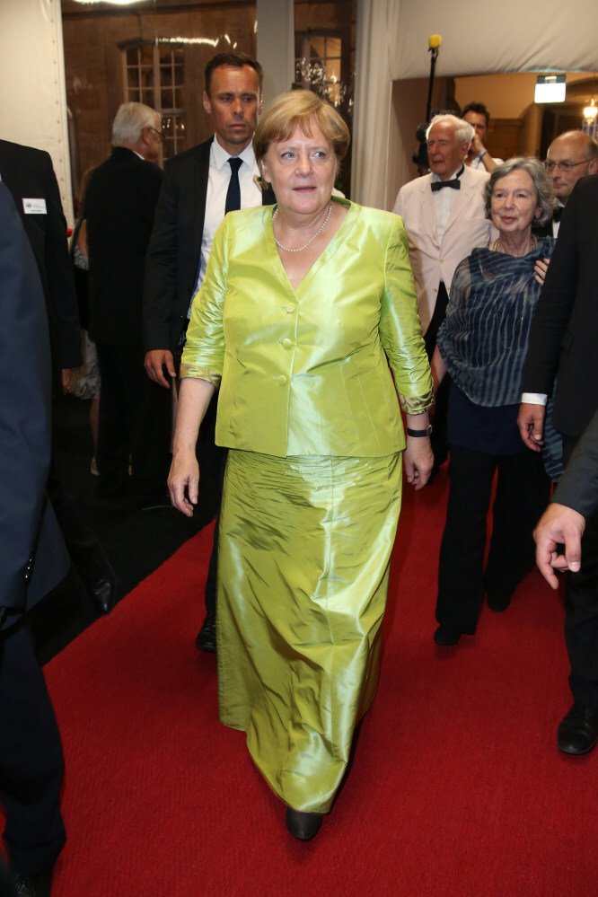 Sự tối giản của bà Merkel cũng được duy trì ngay cả trong các sự kiện thảm đỏ hay các buổi lễ hội, Thủ tướng không yêu thích gì hơn một chiếc áo khoác được thiết kế riêng. Thay vì chiếc quần ống rộng thông thường của mình, những sự kiện quan trọng bà sẽ kết hợp áo khoác taffeta màu vàng với một chiếc váy dài phù hợp.