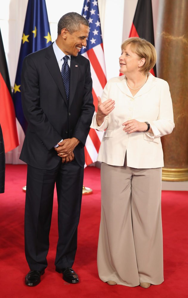 Vào tháng 6/2013, nhận dịp cựu Tổng thống Obama đến viếng thăm, bà Merkel đã chọn chiếc áo khoác màu kem kết hợp với quần ống loe rộng thùng thình màu nâu để tiếp đón ông. Bộ cánh này đã vấp phải nhiều sự chỉ trích vì chiếc quần quá dài, không phù hợp với tỷ lệ cơ thể của bà.