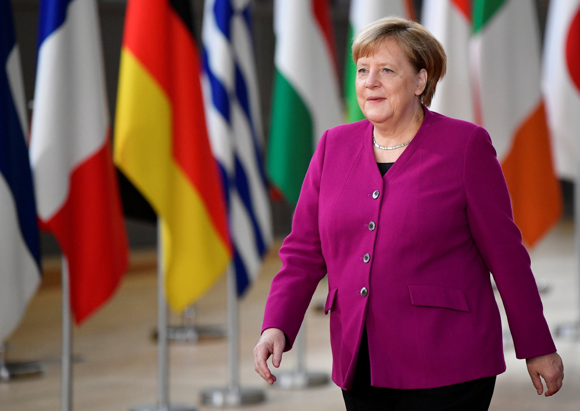 Vào tháng 10/2018, trong cuộc gặp với các nhà lãnh đạo Liên minh châu Âu tại Brussels, Bỉ, bà Merkel trông đầy quyền lực và trang trọng, mặc chiếc áo khoác một bên ngực màu aubergine kết hợp với một chiếc vòng cổ đơn giản và hầu như không trang điểm.