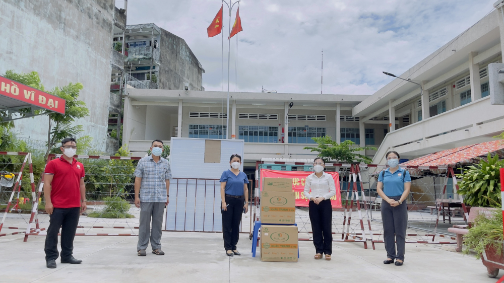 Đoàn công tác do Phó Chủ tịch Ủy ban MTTQ Việt Nam TPHCM Phan Kiều Thanh Hương đến thăm, động viên và tặng quà tại 