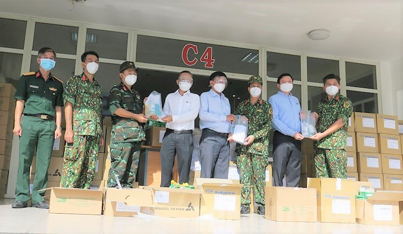 Trưởng Ban Dân vận Thành ủy TPHCM Nguyễn Hữu Hiệp trao quà cho các lực lượng làm nhiệm vụ tại khu cách ky Khu B - Ký túc xá Đại học Quốc gia TPHCM.