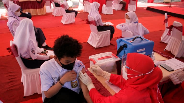 Indonesia đẩy mạnh tiêm chủng vắc xin.
