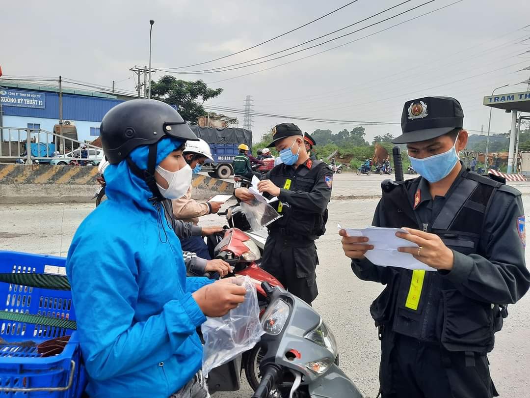 Kiểm tra giấy xét nghiệm SARS-CoV-2 của người dân từ tỉnh Bình Dương vào Đồng Nai tại các chốt kiểm soát