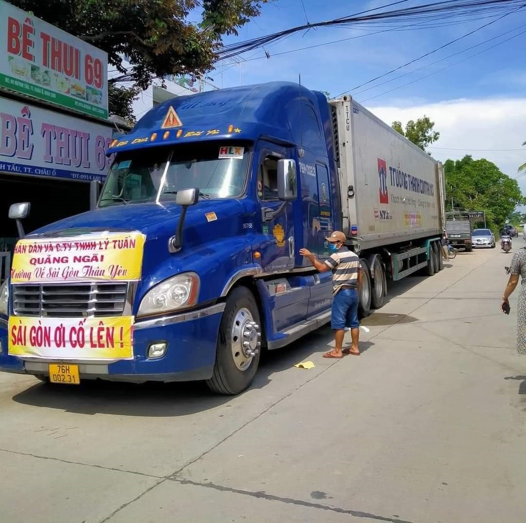 Xe chở 37 tấn thực phẩm từ Quảng Ngãi đang trên đường vào TPHCM.