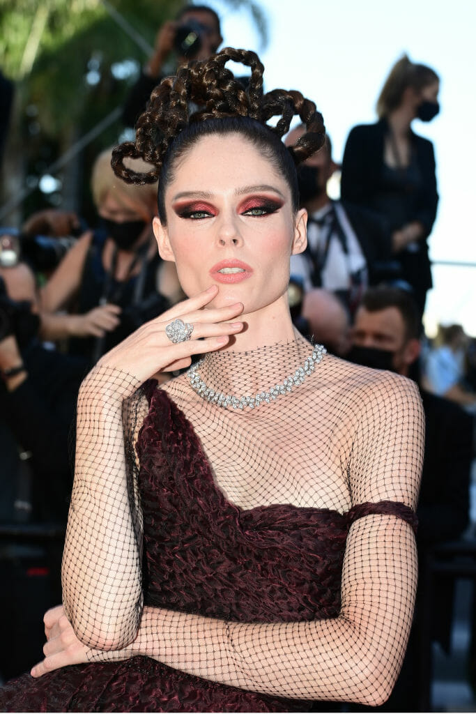 Siêu mẫu Coco Rocha đeo  vòng cổ Joséphine Aigrette với một chiếc nhẫn Soleil de Minuit từ bộ sưu tập Trang sức cao cấp Les Ciels de Chaumet đến buổi chiếu phim Aline.