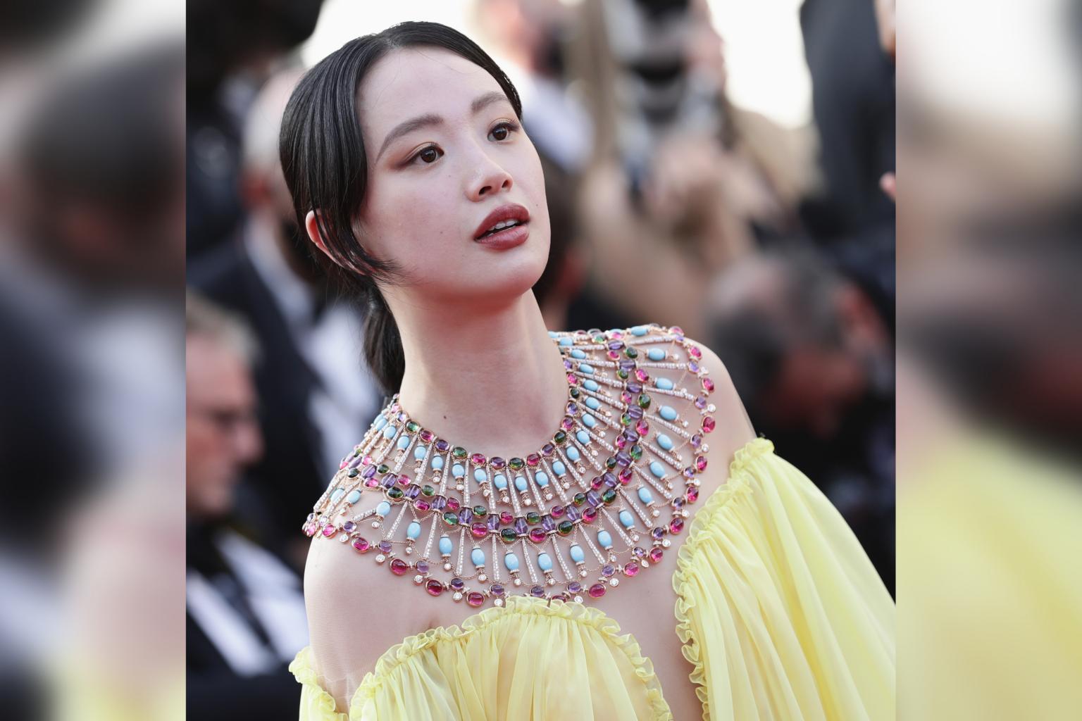 Nữ diễn viên Trung Quốc Lý Mộng gây ấn tượng với chiếc vòng cổ poncho phức tạp được làm bằng vàng và đính những chiếc cabochon bằng đá quý đầy màu sắc đến từ bộ sưu tập trang sức cao cấp Cinemagia của Bulgari. Bộ trang sức giúp cô nàng thêm phần trang nhã trong một chiếc váy màu vàng lệch vai. 