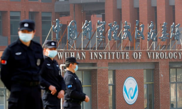 Lực lượng bảo vệ bên ngoài Viện virus học Vũ Hán.