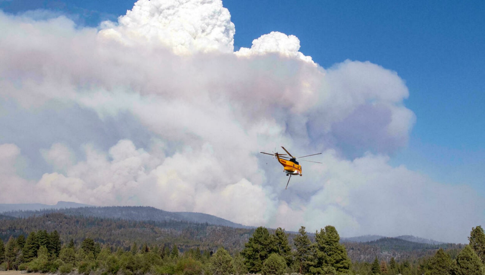 Trực thăng chở đầy nước bay qua đám cháy Bootleg, phía đông bắc Thác Klamath, gần Bly, Oregon
