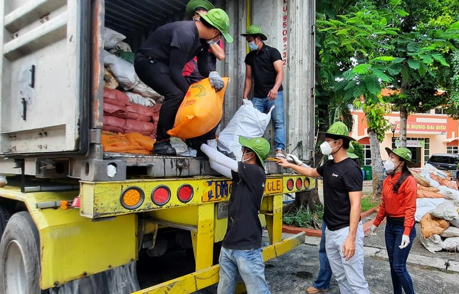 Các tình nguyện viên phụ trách vận chuyển gạo đến các khu cách ly, phong tỏa trên địa bàn TP.