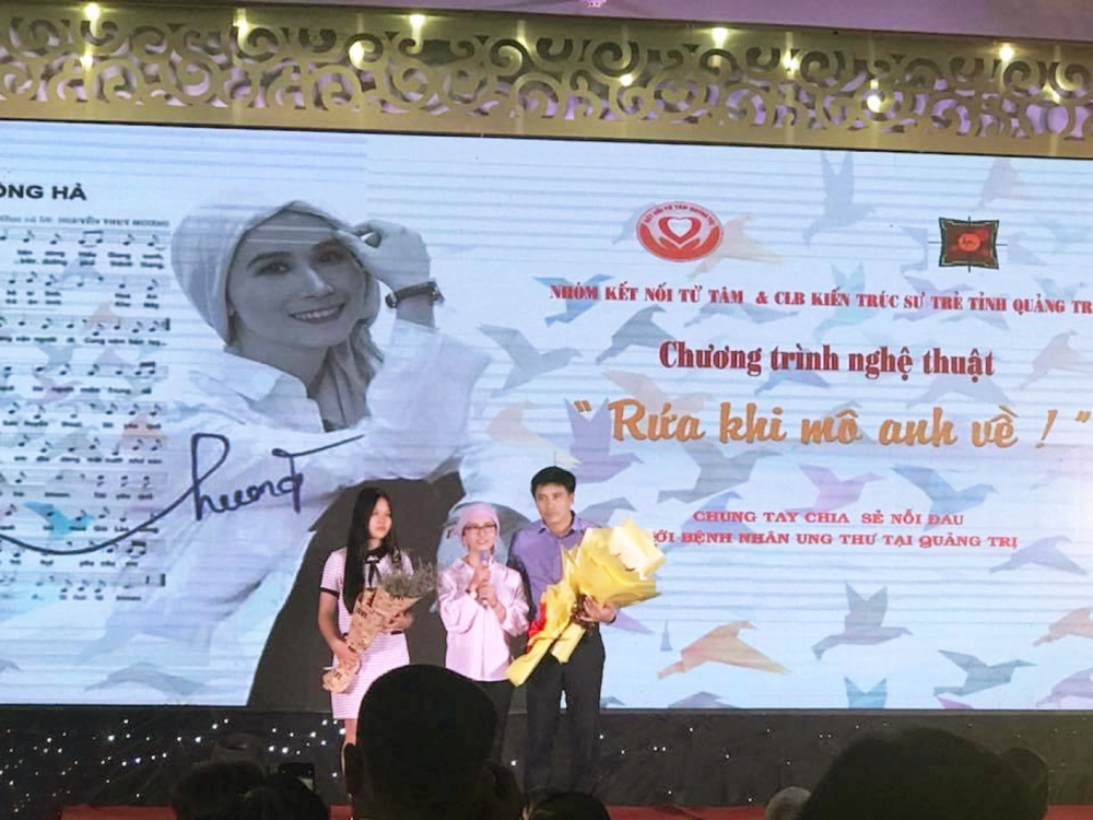 Gia đình chị Thúy Hương tại đêm nhạc gây quỹ cho bệnh nhân ung thư