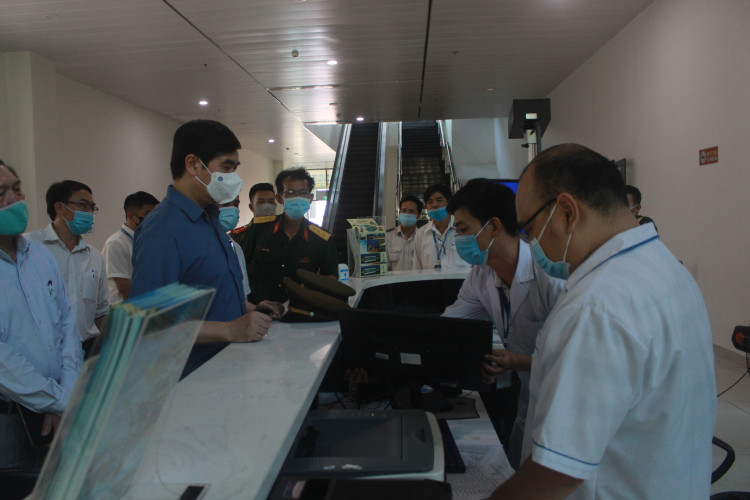 +1: Chốt kiểm tra y tế tại cảng hàng không Phù Cát, tỉnh Bình Định do Trung tâm kiểm soát bệnh tật tỉnh (CDC) triển khai. Trong ảnh: Lãnh đạo tỉnh Bình Định kiểm tra công tác chuyên môn tại chốt kiểm tra y tế cảng hàng không Phù Cát