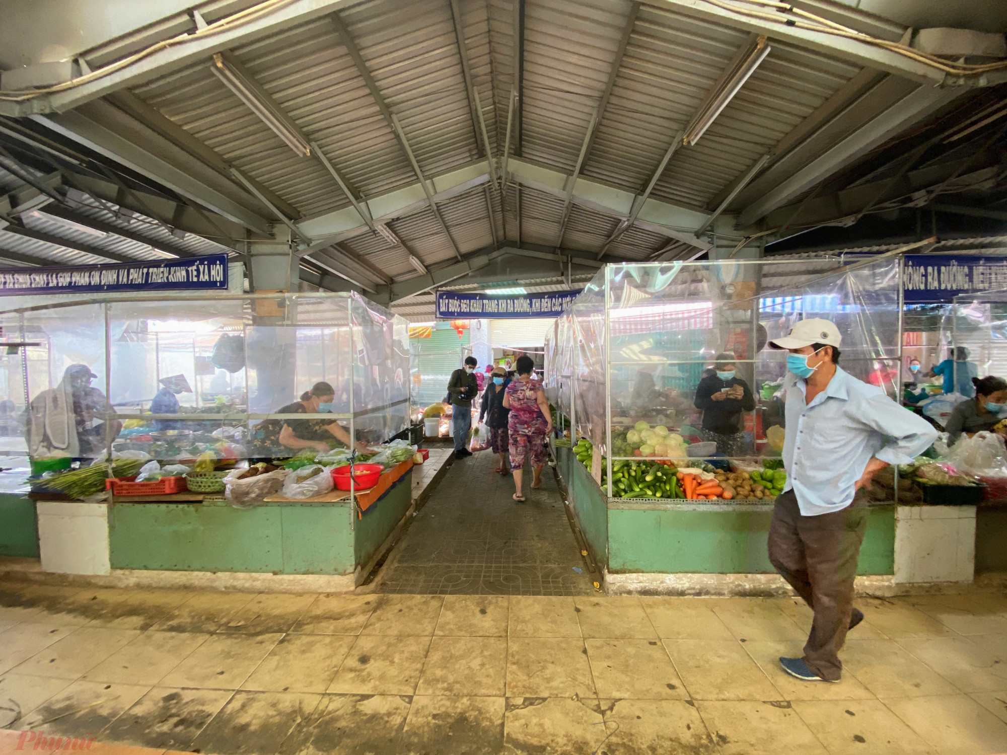 Chợ Ngã Ba Bầu (đường Tô Ký, quận 12) nằm trong nhóm các chợ duy trì hoạt động bình thường từ đầu đợt dịch nhờ thực hiện khá tốt việc phòng dịch khi lắp đặt vách ngăn giữa người bán và người mua.