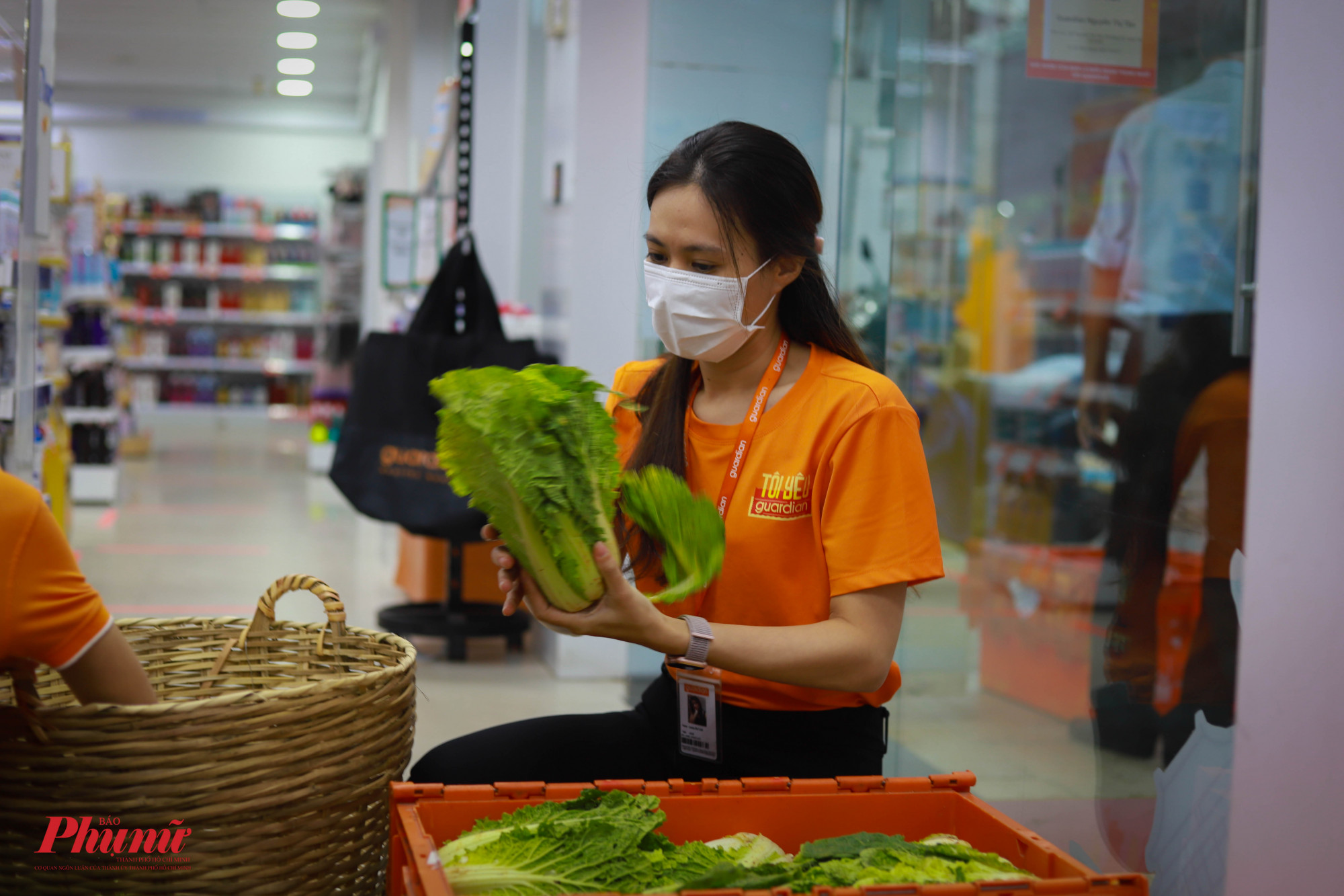 Nhân viên một cửa hàng mỹ phẩm phân loại rau sau khi nhập vào cửa hàng