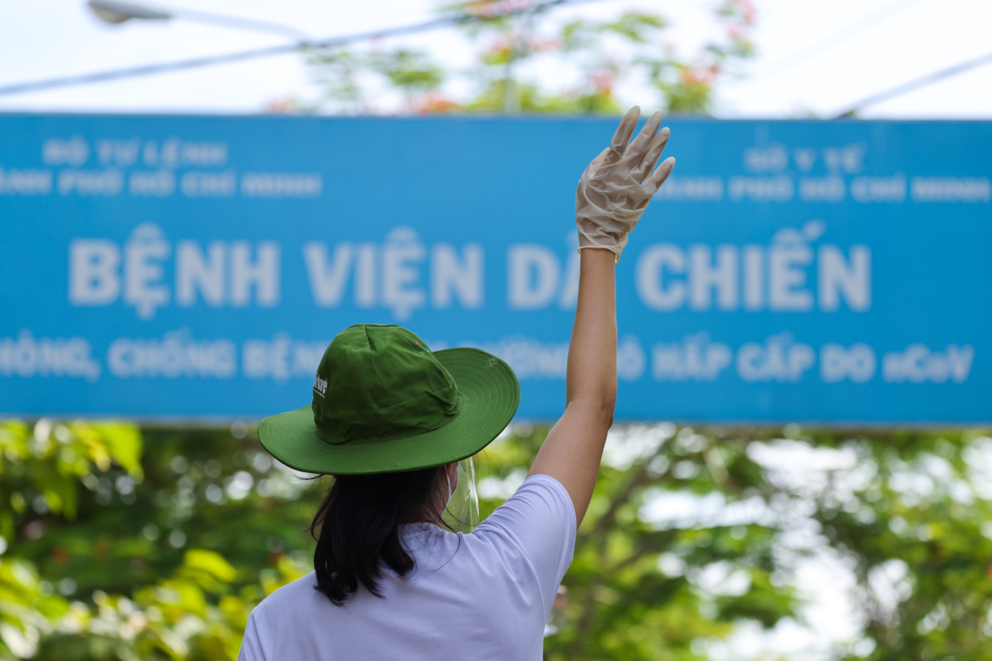 Cuối tuần qua, nhóm nghệ sĩ Nguyễn Phi Hùng, Quốc Đại, Dương Ngọc Hà, Đăng Nguyên, MC Lý Ngô, đạo diễn Trần Minh Tuấn, Đinh Hà Uyên Thư, diễn viên Khả Như cùng 6 thợ cắt tóc.