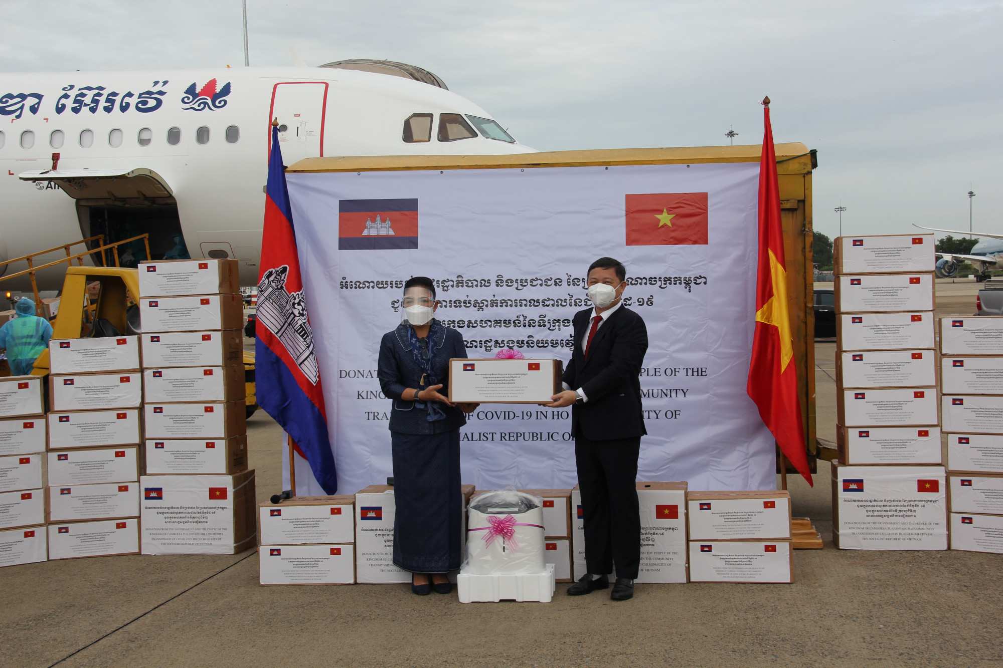 Ông Dương Anh Đức - Phó Chủ tịch UBND TP thay mặt nhân dân TP nhận quà ý nghĩa từ bà Bà Youk Sambath, Quốc Vụ khanh Bộ Y tế,