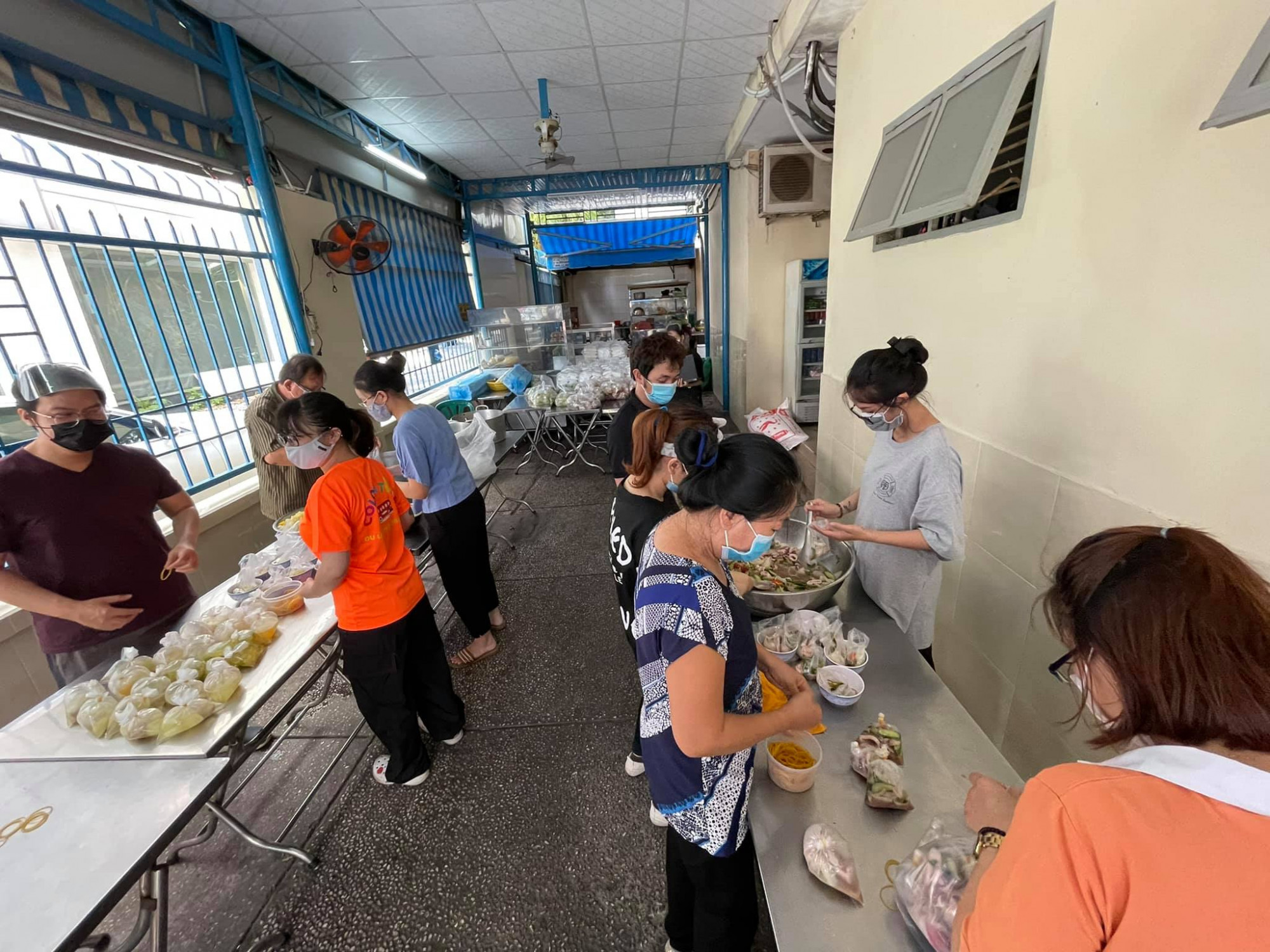 Bên trong bếp ăn từ thiện Thương Sài Gòn đang hoạt động tích cực những ngày qua