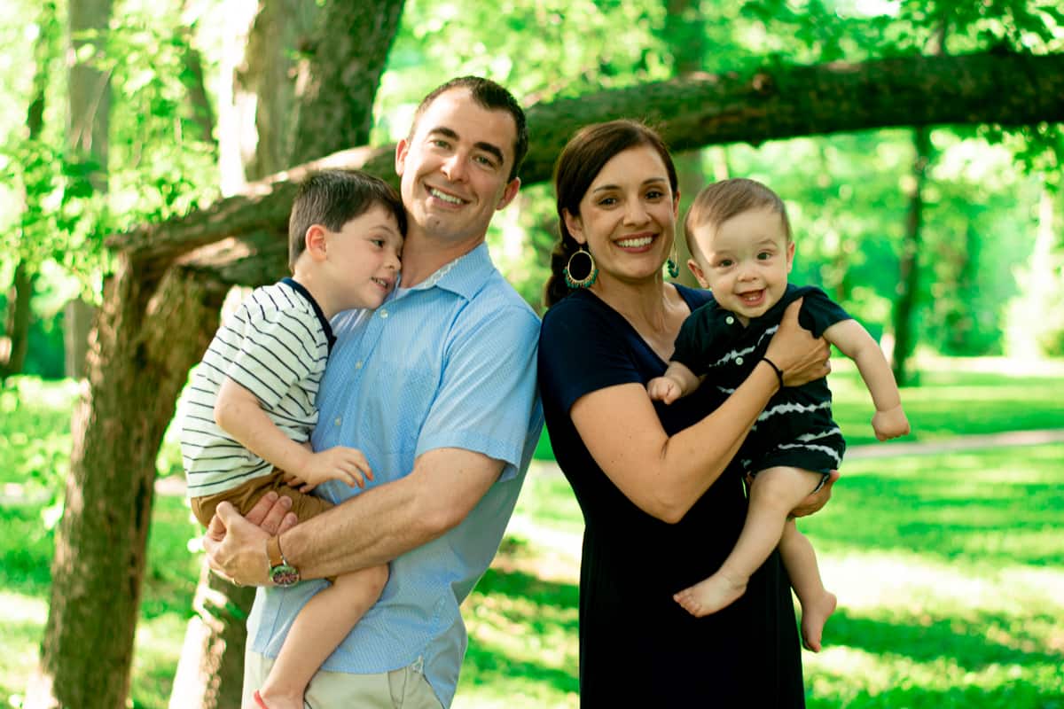 Cô Corrie Hess cùng chồng và 2 con trai của mình. Bé Evan 10 tháng tuổi (bên phải) là trẻ sinh non - Ảnh: Fifth and Morton/Washington Post