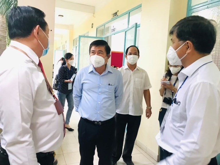 Chủ tịch UBND TPHCM Nguyễn Thành Phong kiểm tra công tác phòng, chống dịch bệnh COVID-19 tại các điểm thi