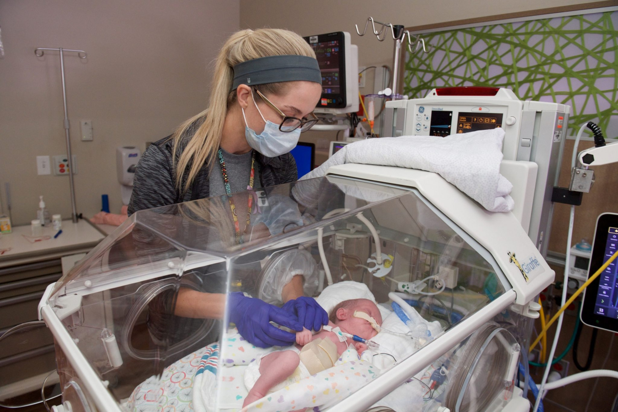 Nhiều em bé sinh ra trong mùa dịch phải cần được chăm sóc trong những khu chăm sóc đặc biệt dành cho trẻ sơ sinh như thế này - Ảnh: Akron Children's Hospital