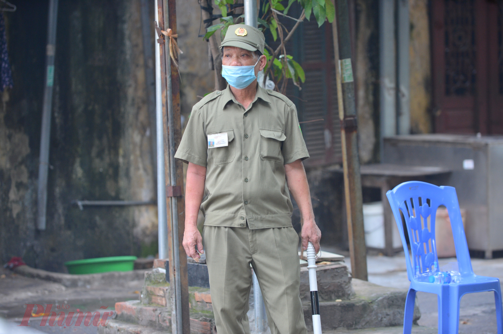 Ông Đỗ Trọng Nghĩa, Tổ trưởng tổ dân phố 15 phường Nghĩa Đô cho biết, lực lượng y tế đã đưa những người liên quan đi cách ly vào sáng nay