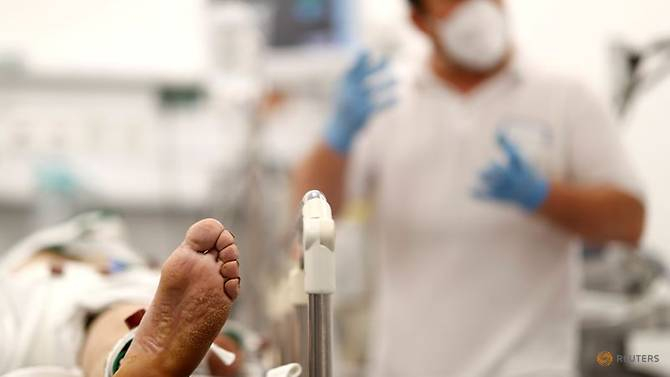 Nhân viên y tế chăm sóc bệnh nhân COVID-19 tại phòng cấp cứu một bệnh viện ở Darmstadt, Đức - Ảnh: Reuters
