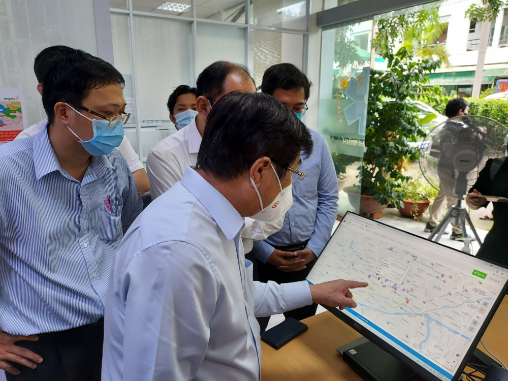 Chủ tịch UBND TPHCM Nguyễn Thành Phong kiểm tra các chức năng cập nhật cho phần mềm phục vụ điều hành của Trung tâm cấp cứu 115.