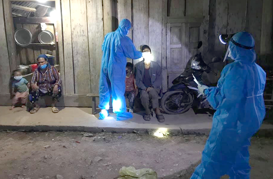 Lực lượng y tế Nghệ An dùng đèn pin lấy mẫu xét nghiệm trong đêm ở bản La Ngan