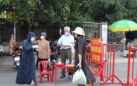 Một chốt trực của Tổ phường Vĩnh Hòa tại chợ Ba Làng để phòng chống dịch. Ảnh: UBND phường Vĩnh Hòa